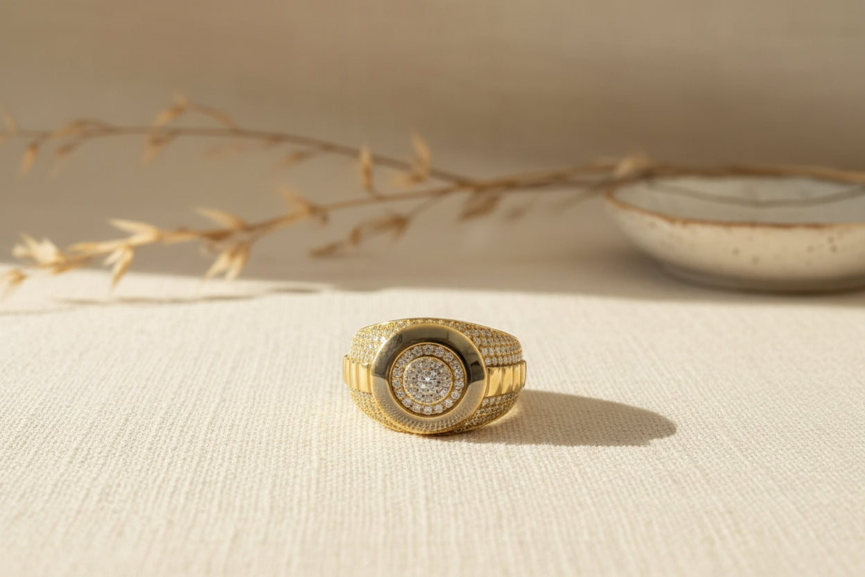 Anillo Sello de Caballero Estilo Rolex con Pavé de Zirconias en Oro