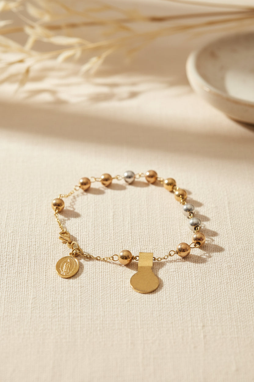 Pulsera Decenario Tres Oros con Medalla de la Virgen en Oro